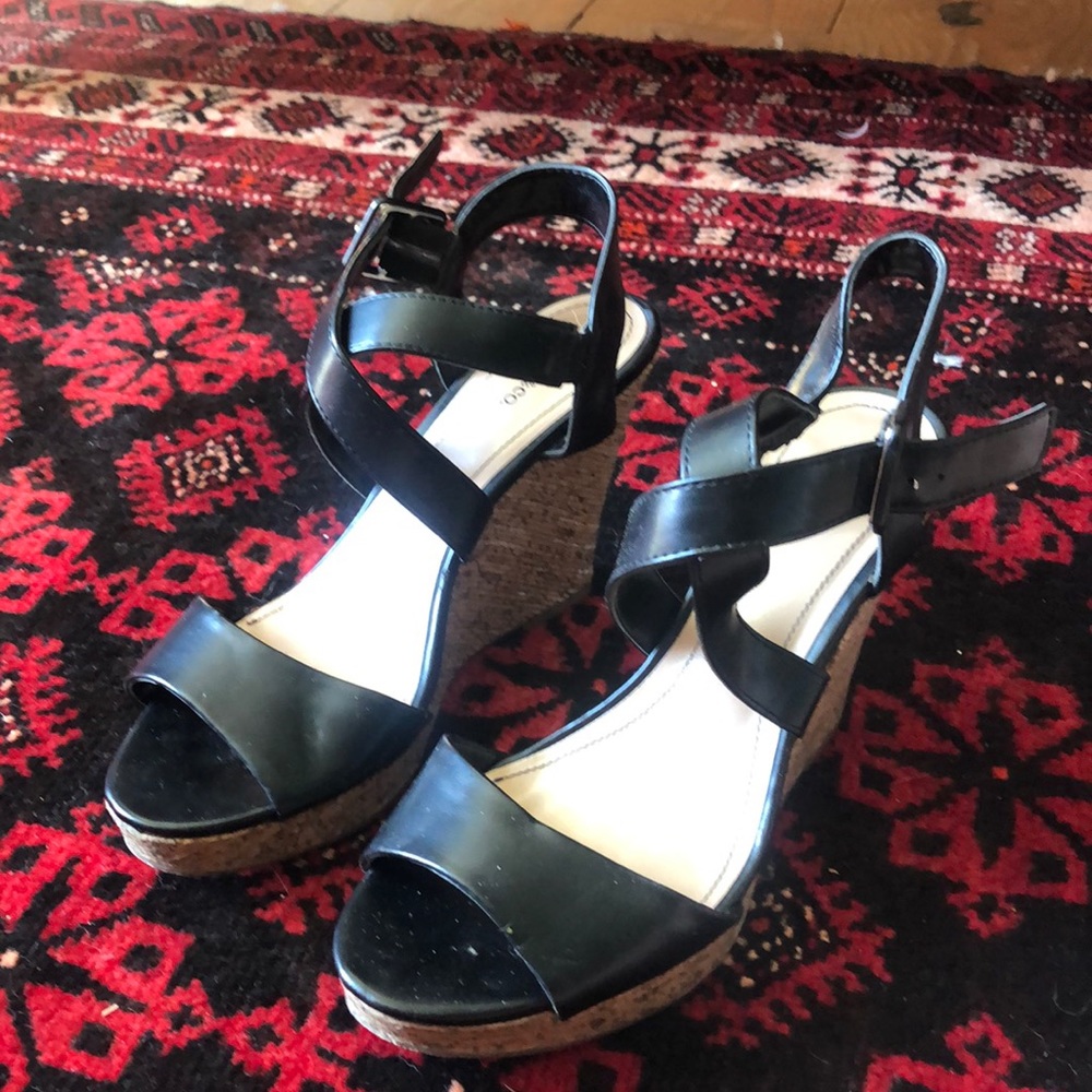 Black wedges